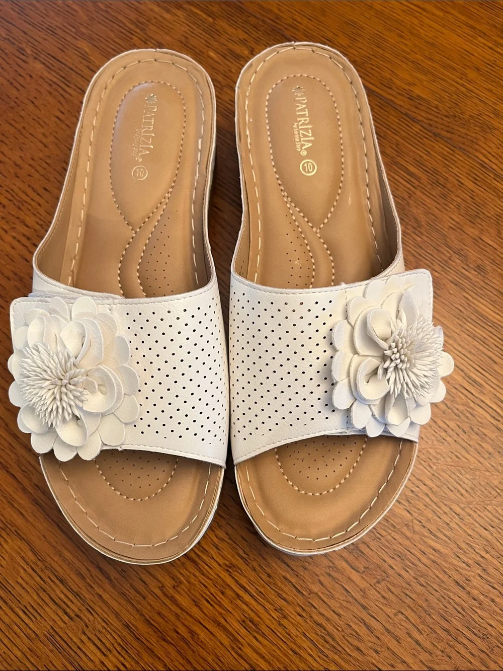 PATRIZIA by Spring Step Gingerita White Floral Slide Sandals, size 10, NWOT - Picture 1 of 5